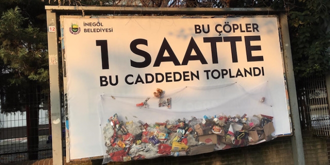 Farkındalık için çöpler file içinde billboard'a asıldı