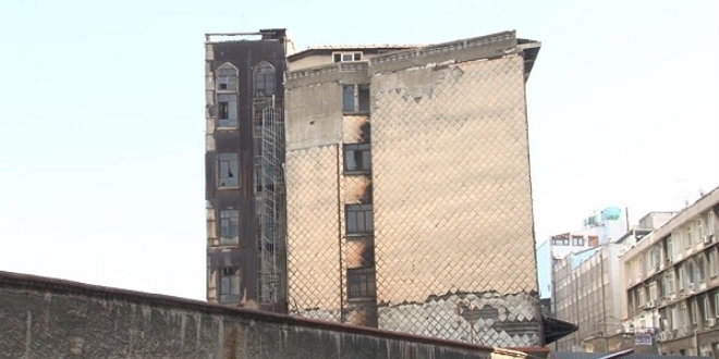 Eminönü'ndeki asırlık han Pisa Kulesi gibi eğiliyor