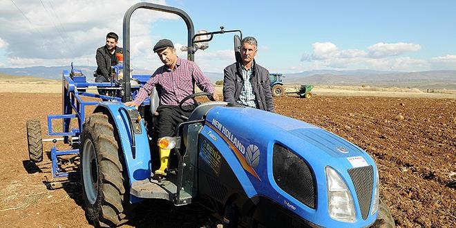 Tarlada 'çiftçi' gibi ders anlatıyor