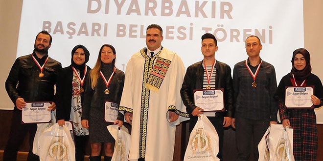 Açıköğretim öğrencilerine başarı belgesi