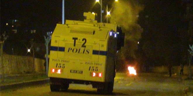 PKK yandaşlarından yardım aracına taşlı saldırı