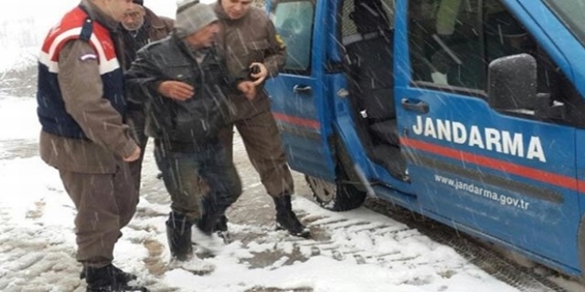 Ekipler, donmak üzere olan 3 çobanı sırtında taşıdı