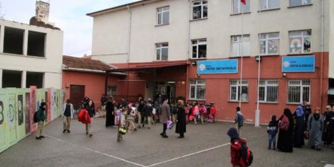 Yıkılacak okul için eski kapılarla önlem