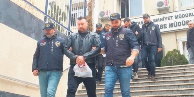 Şaşkın soyguncular para yerine silahı alıp kaçtılar
