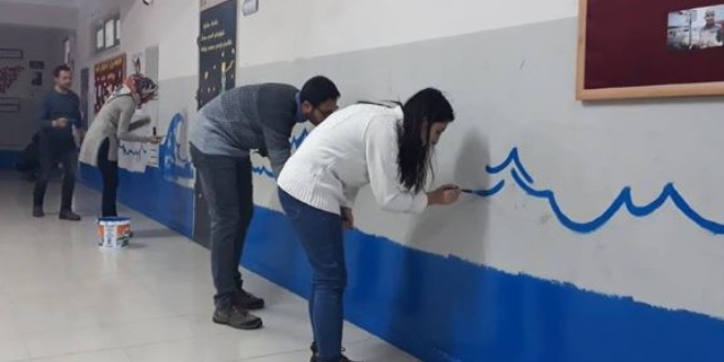 Öğretmenler okullarını boyadı