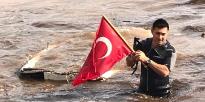 Sahil Güvenlik ekipleri bayrak için seferber oldu