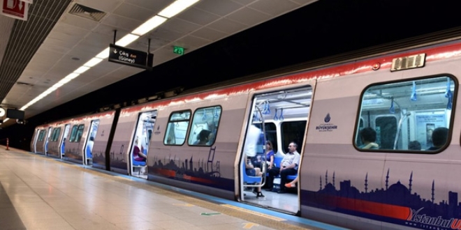 Metro istasyonunda raylara düşen kadın yaralandı