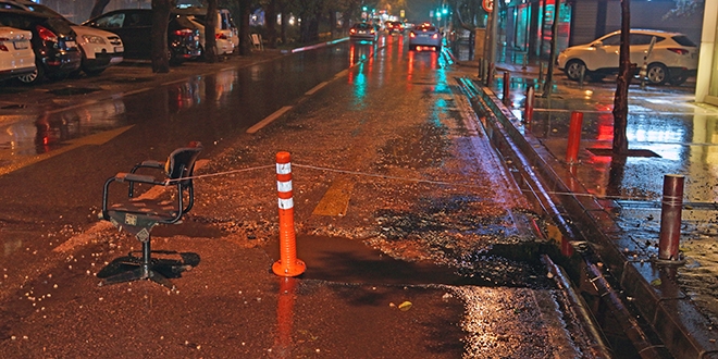 İzmir'in ortasında trafiğe 'sandalyeli' koruma