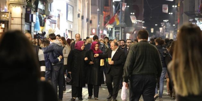 İki bakan, dün gece, İstiklal Caddesi'nde yürüyüşe çıktı