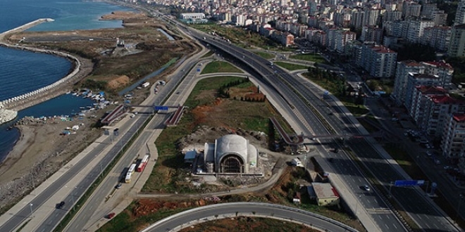 Trabzon'da iki yol ortasına yapılan camiye ulaşım tartışma konusu oldu
