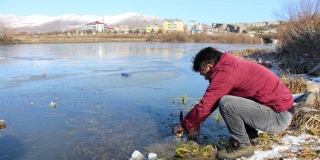 Ardahan'da kura nehri buz tuttu