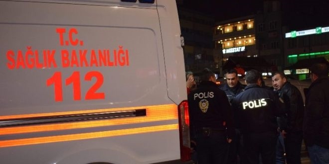 Yolun karşısına geçmeye çalışan polise otomobil çarptı