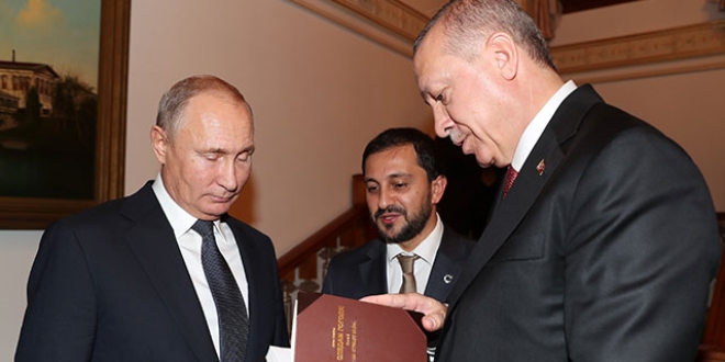 Cumhurbakan Erdoan Putin'e kitap hediye etti