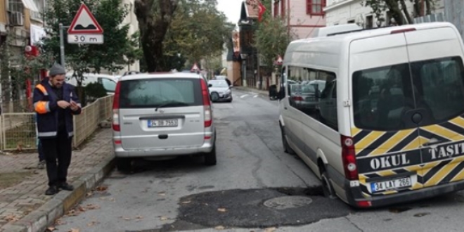 Öğrenci servisi çöken yola saplandı