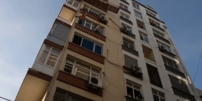 5'inci katta can pazarı! Halatta asılı kaldılar
