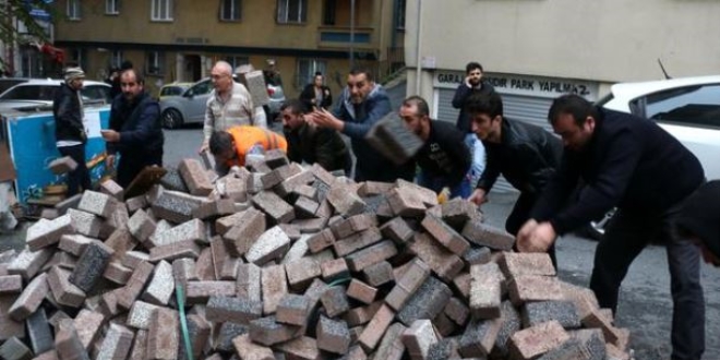 Vatandaşlar itfaiye için kaldırım taşlarını tek tek taşıdı