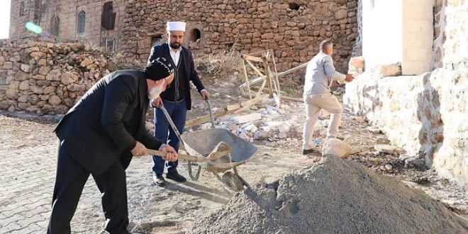 Cami onarımına rahipten destek