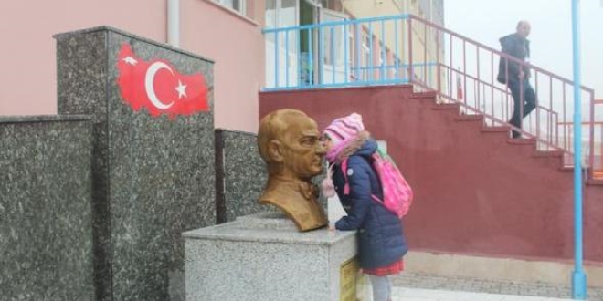 Her sabah Atatürk büstünü öpüp sınıfa giriyormuş