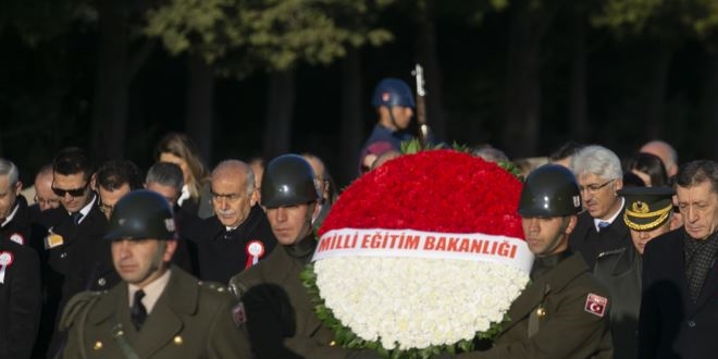 Bakan Selçuk ve öğretmenler Anıtkabir'i ziyaret etti
