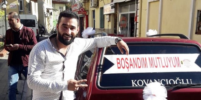 Boşanmasını şehir turu atarak kutladı