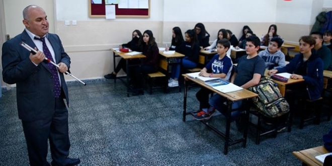 Görme engelli öğretmen öğrencilerine ışık oluyor
