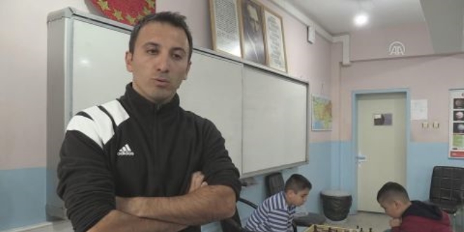 Devamsızlık yapan öğrencilerine okulu sevdirdi