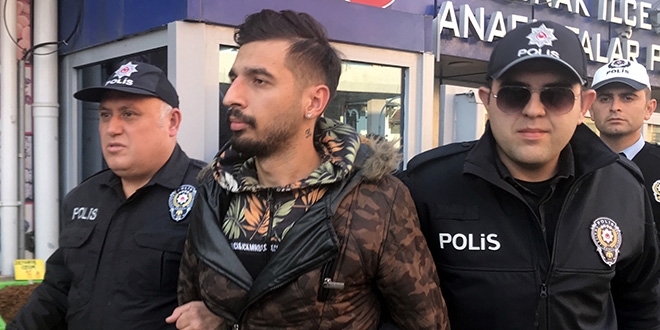 Seyir halindeki araçta dans eden sürücü gözaltına alındı