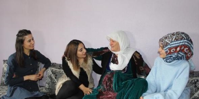 Kadın öğretmenler yaşlıların bakımını yapıyor