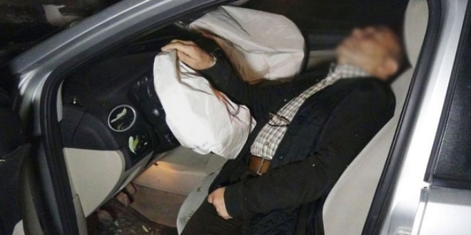 Aksaray'da trafik kazası! Şoku atlatmak için araç içinde yattı