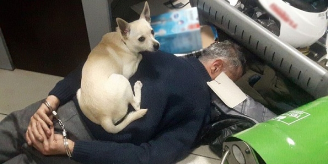 Cebinden adeta uyuşturucu fışkırdı! Polisi görünce tepkisi bu oldu!