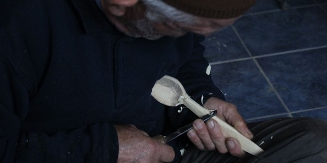 Bu köy yüzyıllardır oyun kaşığı yapıyor