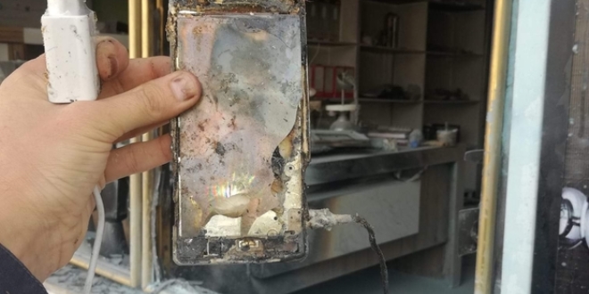 Şarjda bırakılan telefon yangın çıkardı