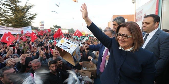 Coşkulu kalabalığı gören başkan gözyaşlarını tutamadı