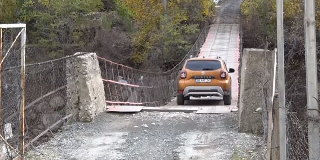Bu köyün tek girişi kapılı asma köprü