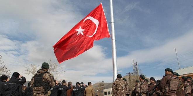 Hakkari'de dev Türk bayrağı göndere çekildi