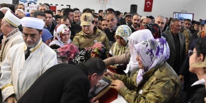 Şehit uzman çavuş, son yolcuğuna uğurladı