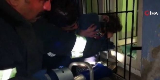 Kafası parmaklıklara sıkışan çocuğu itfaiye kurtardı