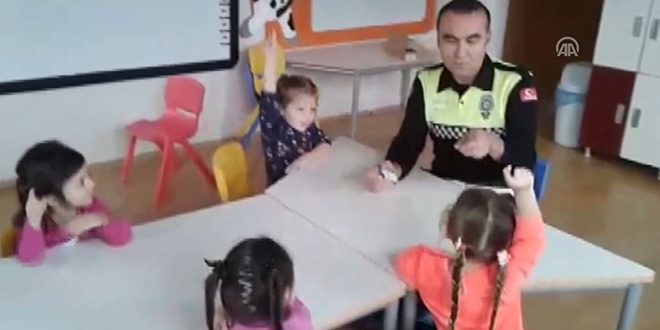 Minik öğrencinin 'polis amca'yla diyaloğu güldürdü