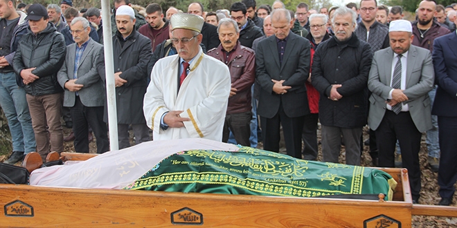 Balkondan düşen atanamayan öğretmen toprağa verildi