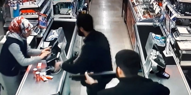 Başkent'te kasiyeri tehdit ederek para alan 2 kişi yakalandı