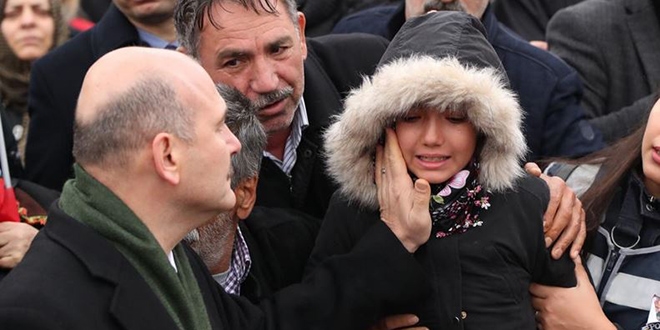 Bakan Soylu şehit çocuğunun gözyaşını sildi
