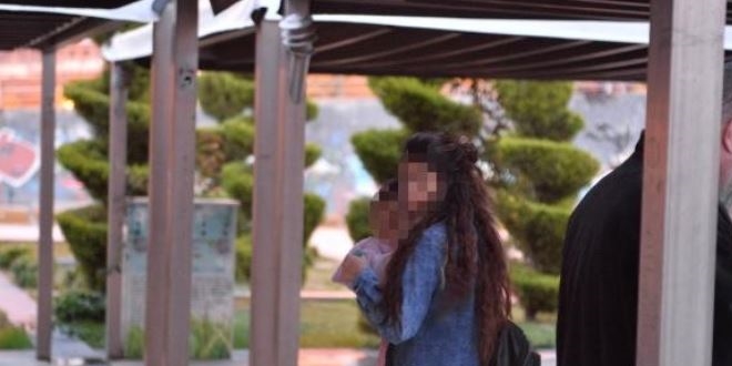 16 yaşındaki anne: Asla bebeğimi satmam arkadaşlar şaka yaptı