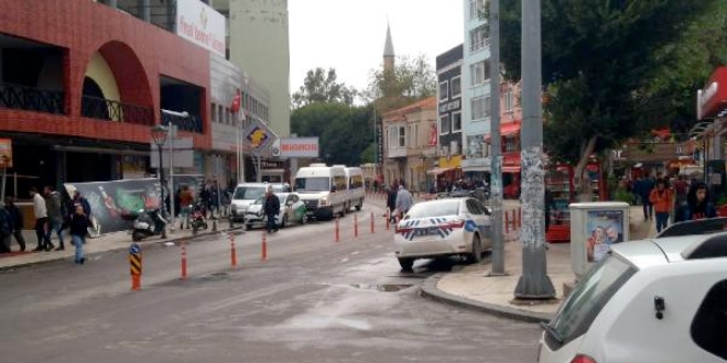 Resmi aracı yaya kaldırımına park eden trafik polisine ceza