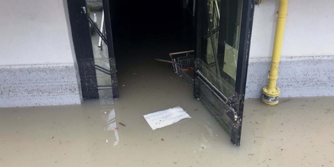 Apartmanda mahsur kaldılar! Ekmek için balkondan olta atıyorlar