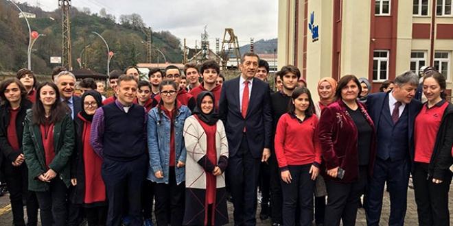 Bakan Selçuk, piyano çalan öğrenciyi böyle kutladı