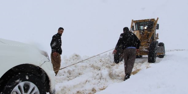Hakkari'de kar yağışı etkili oluyor