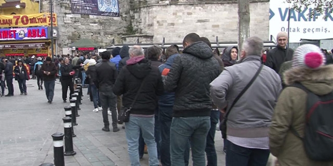 Eminönü'nde Milli Piyango kuyruğu