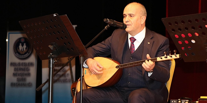Emniyet Müdürü, öğrenciler için saz çalıp türkü söyledi
