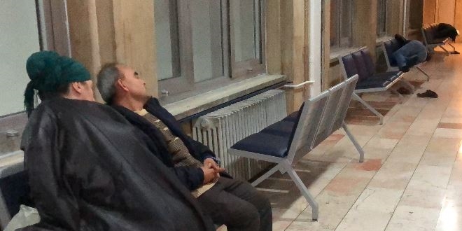 Hamile kadın ve eşi soğuktan korunmak için hastanede yatıp kalkıyor