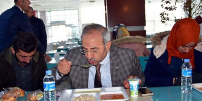 Zehirlenme tedbiri... Her gün bir öğretim üyesi öğrencilerle yemek yiyecek